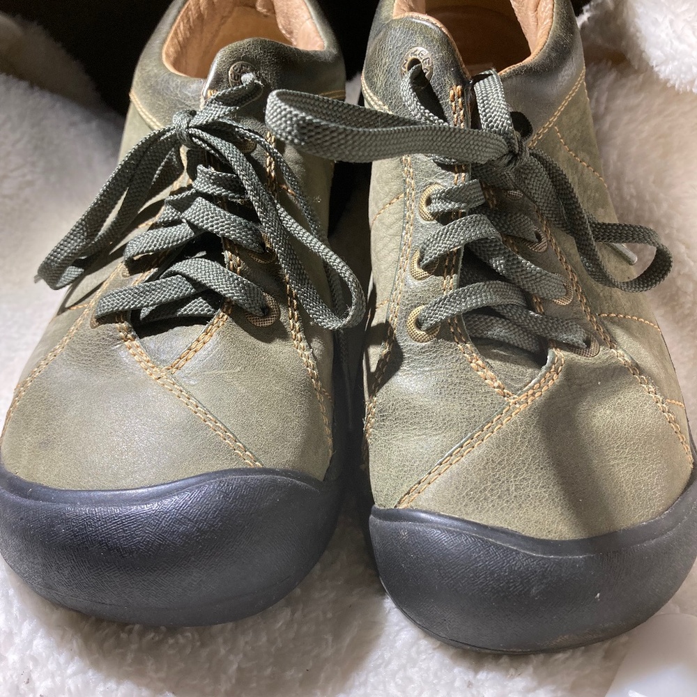 womens lace up athletic shoe